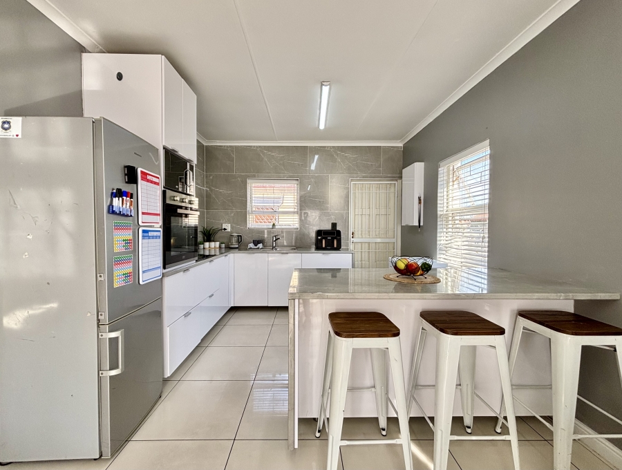 3 Bedroom Property for Sale in Rondevlei Park Western Cape